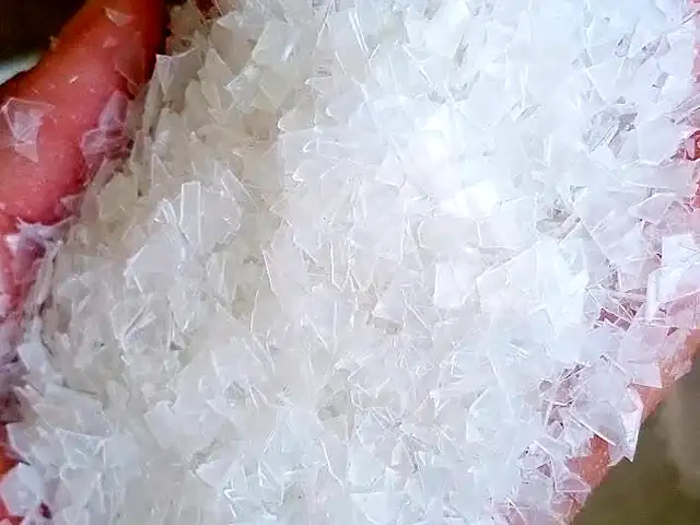 เกล็ดพลาสติกใสบางในฝ่ามือ